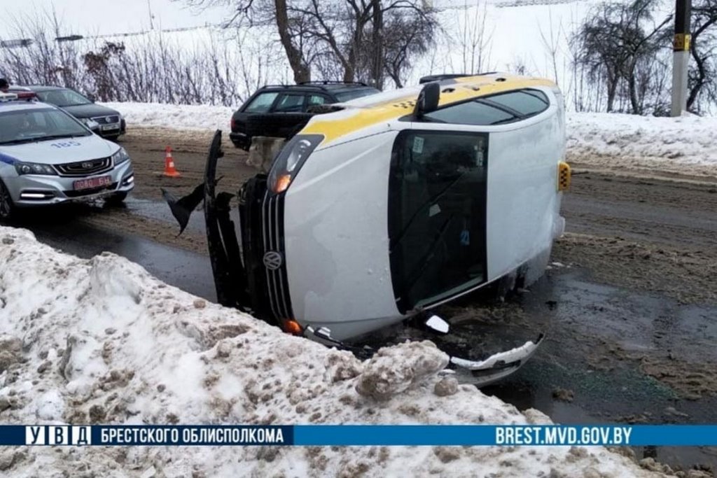 В Пинске автомобиль такси лег на бок