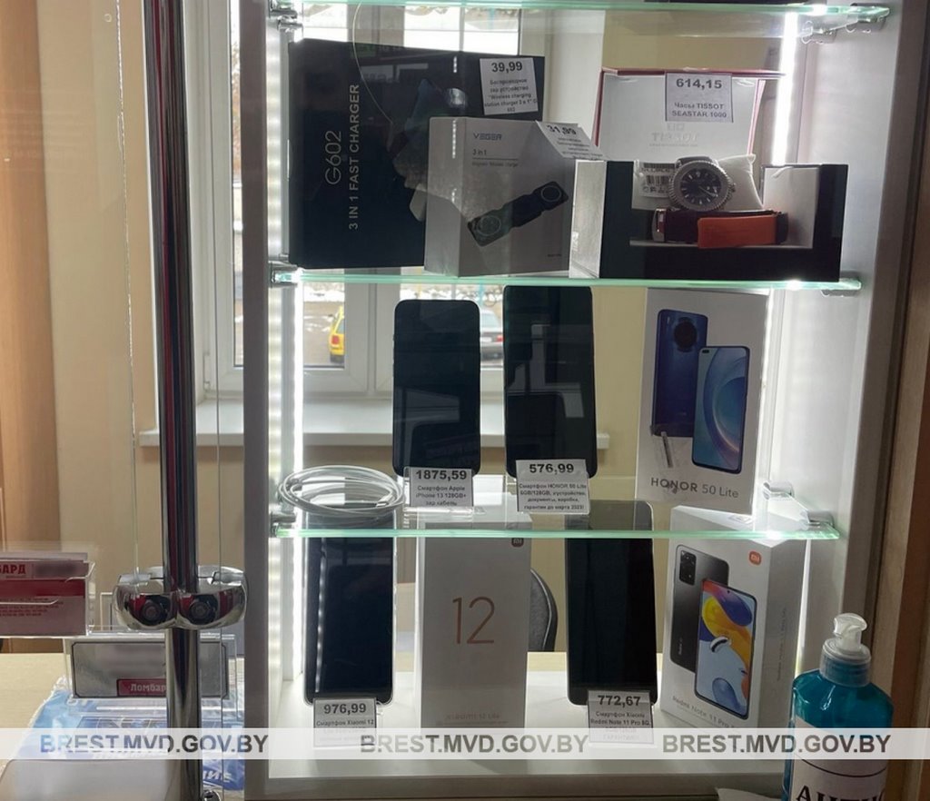 19-летняя брестчанка по просьбе своего парня в трех магазинах города оформила три мобильных телефона в кредит. Что было дальше