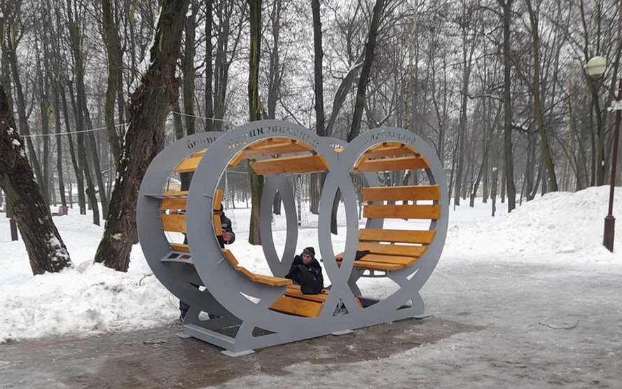 Уникальная скамейка установлена в молодом парке Барановичей