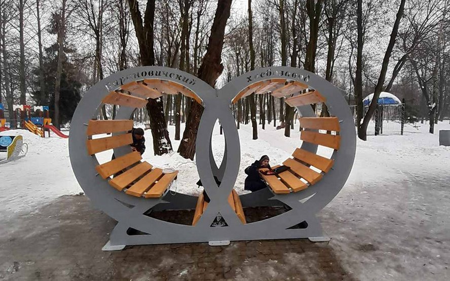 Уникальная скамейка установлена в молодом парке Барановичей
