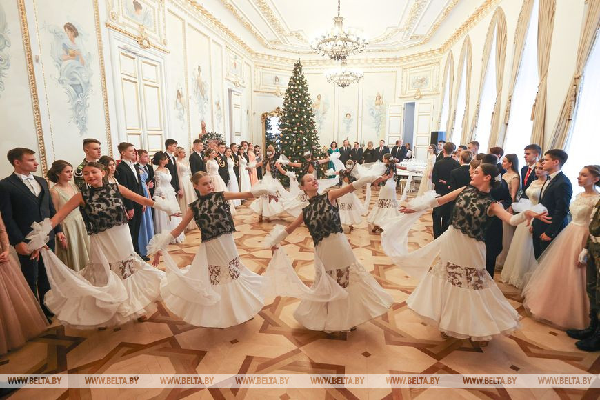 Новогодний бал одаренной молодежи прошел во дворце Пусловских