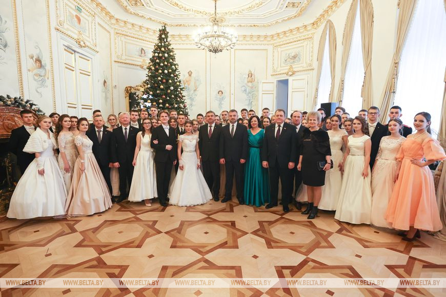 Новогодний бал одаренной молодежи прошел во дворце Пусловских