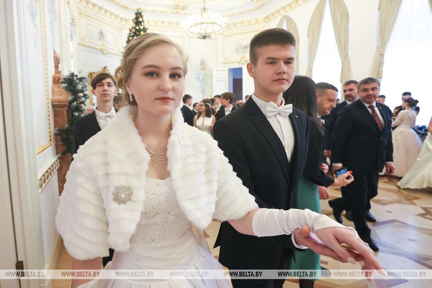 Новогодний бал одаренной молодежи прошел во дворце Пусловских