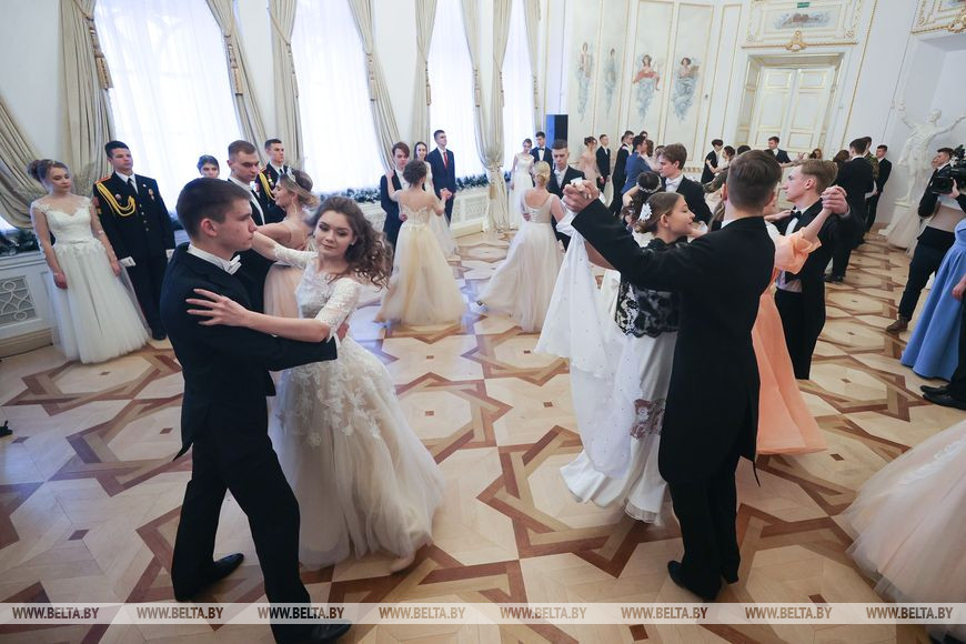 Новогодний бал одаренной молодежи прошел во дворце Пусловских