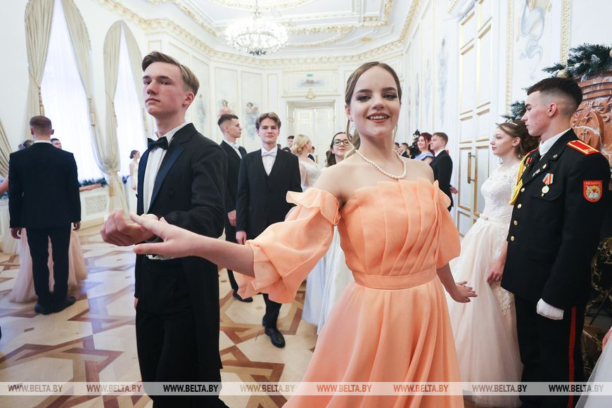 Новогодний бал одаренной молодежи прошел во дворце Пусловских