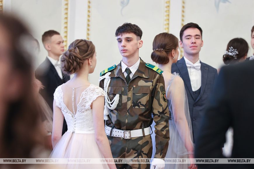 Новогодний бал одаренной молодежи прошел во дворце Пусловских