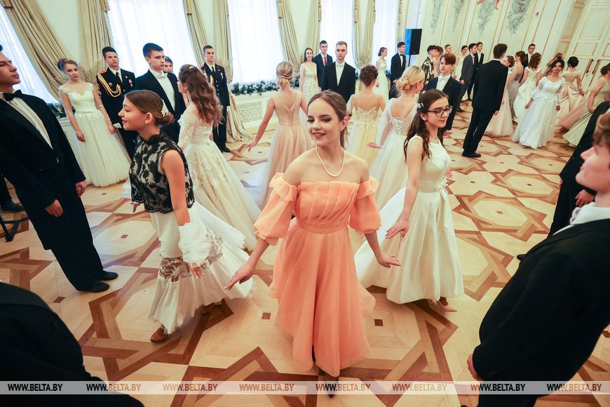 Новогодний бал одаренной молодежи прошел во дворце Пусловских