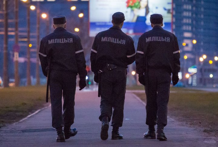 Белорус за 10 дней успел побыть курьером мошенников, купить психотроп и распылить газ в милиционеров. Как его наказал суд?