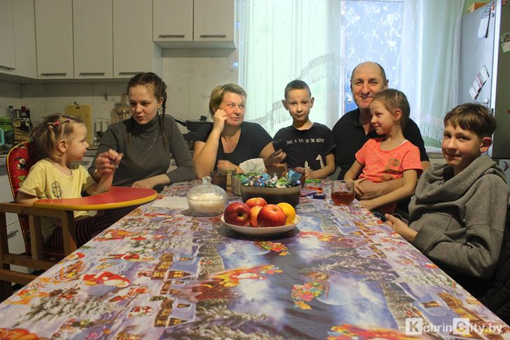 Многодетная семья из-под Кобрина через год после пожара вселилась в заново отстроенный дом — за помощь благодарят каждого