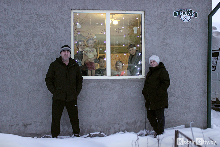 Многодетная семья из-под Кобрина через год после пожара вселилась в заново отстроенный дом — за помощь благодарят каждого