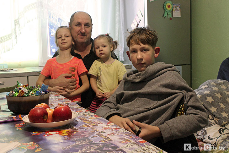 Многодетная семья из-под Кобрина через год после пожара вселилась в заново отстроенный дом — за помощь благодарят каждого