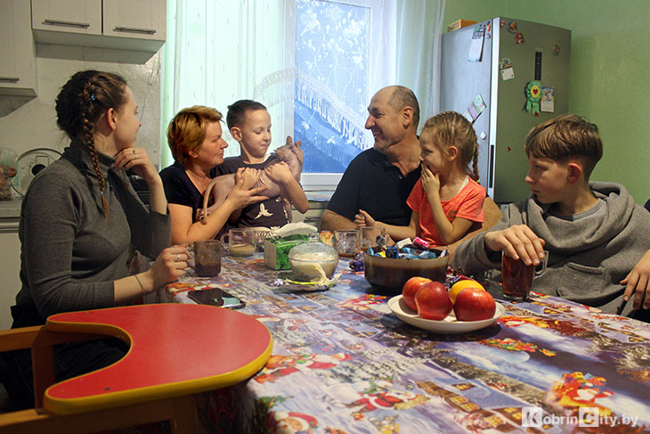 Многодетная семья из-под Кобрина через год после пожара вселилась в заново отстроенный дом — за помощь благодарят каждого