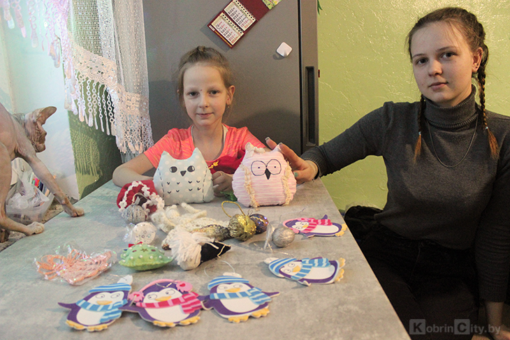 Многодетная семья из-под Кобрина через год после пожара вселилась в заново отстроенный дом — за помощь благодарят каждого