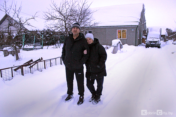 Многодетная семья из-под Кобрина через год после пожара вселилась в заново отстроенный дом — за помощь благодарят каждого