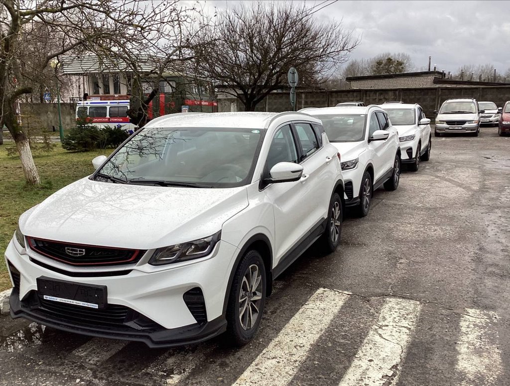 Брестские медики получили в свое распоряжение три новеньких «Geely Coolray»