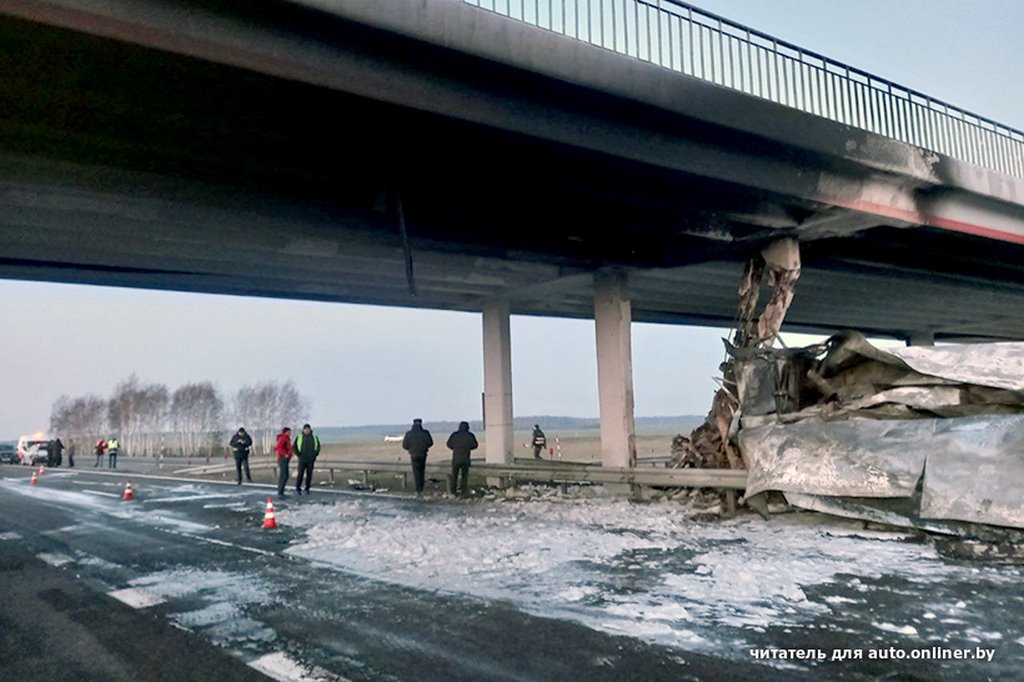 В Кобринском районе на М1 ремонтируют поврежденный мост, движение на этом участке изменено