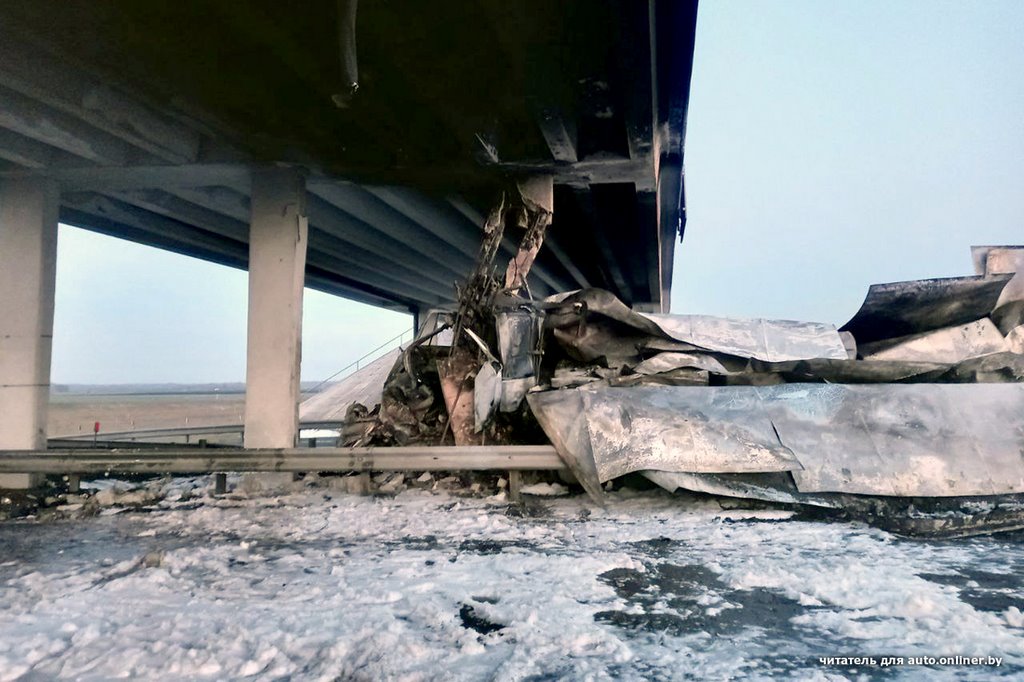 В Кобринском районе на М1 ремонтируют поврежденный мост, движение на этом участке изменено