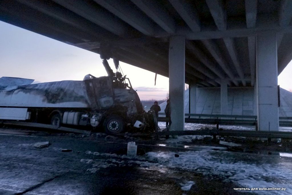 В Кобринском районе на М1 ремонтируют поврежденный мост, движение на этом участке изменено