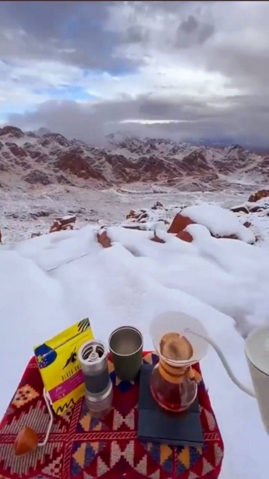 В Саудовской Аравии выпал снег. Верблюды не понимают, что делать, а люди веселятся