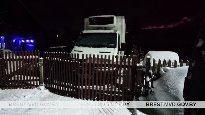 «Не помню, закрывал ли дверь». У жителя Барановичей обокрали автомобиль