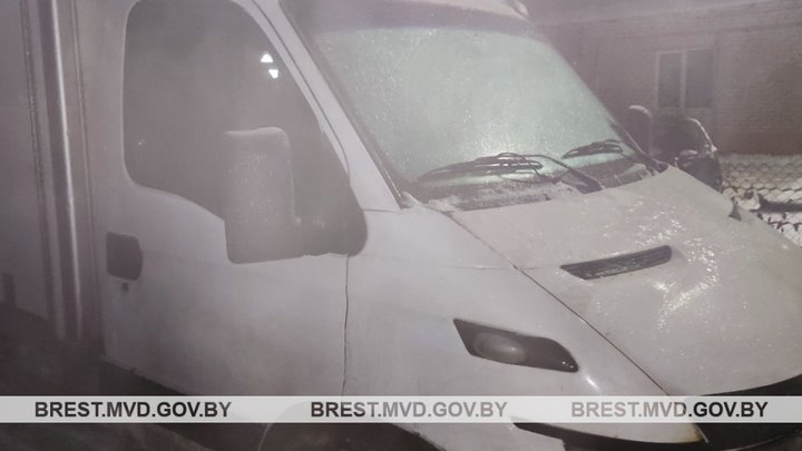 «Не помню, закрывал ли дверь». У жителя Барановичей обокрали автомобиль