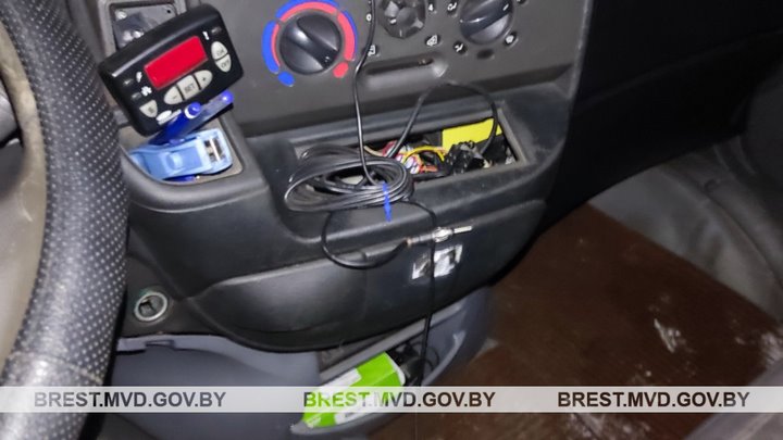 «Не помню, закрывал ли дверь». У жителя Барановичей обокрали автомобиль