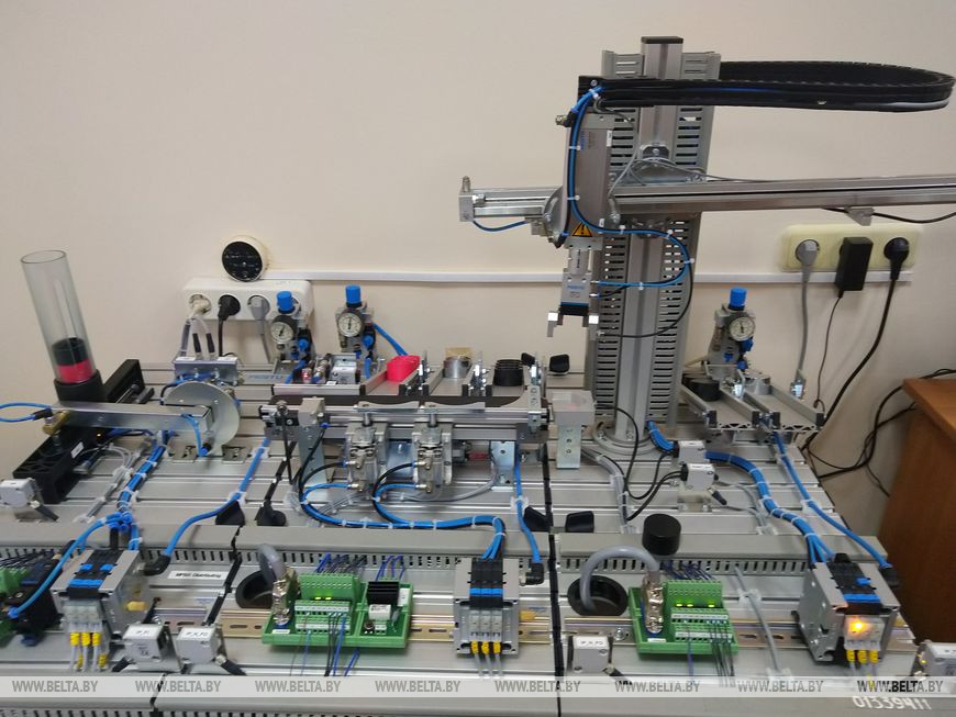 В Бресте открыли именную лабораторию Барановичского станкостроительного завода