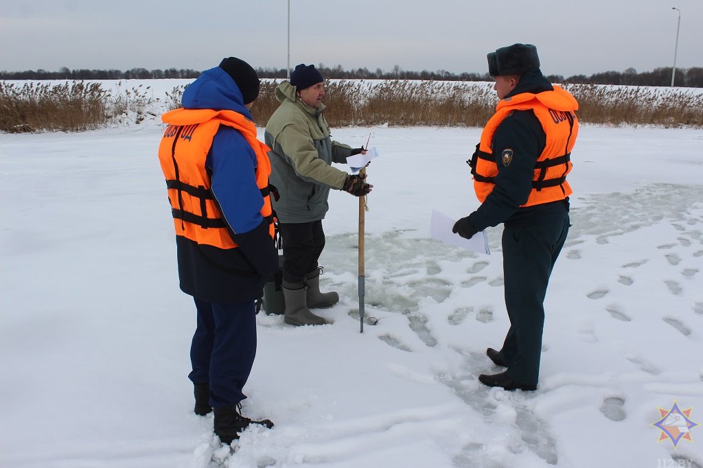 МЧС напоминает о правила оказания помощи провалившемуся под лед.