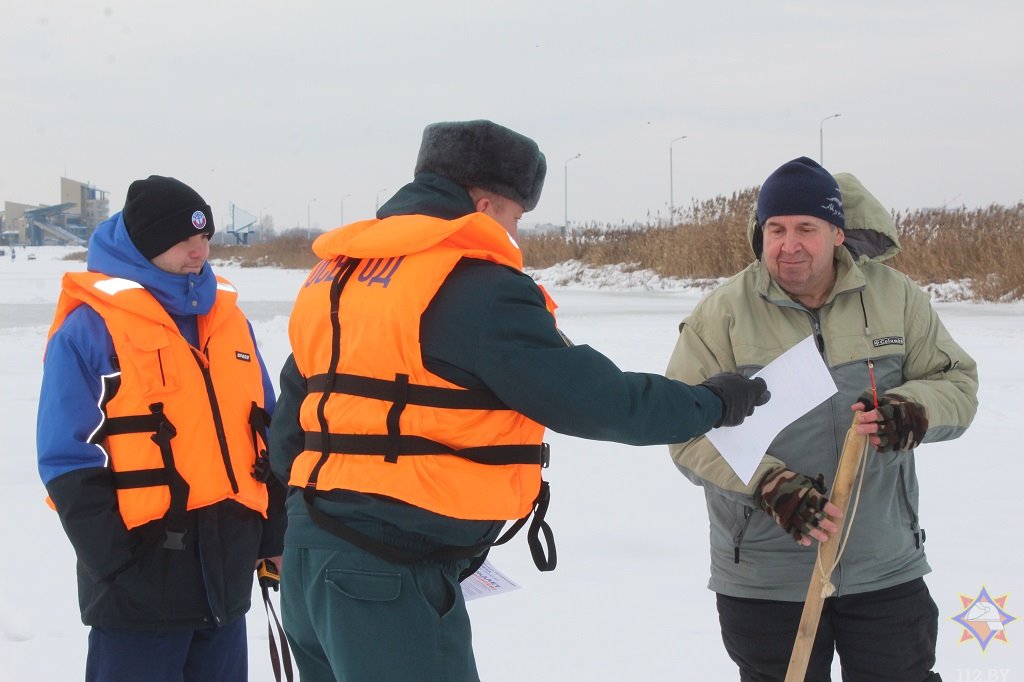 МЧС напоминает о правила оказания помощи провалившемуся под лед.