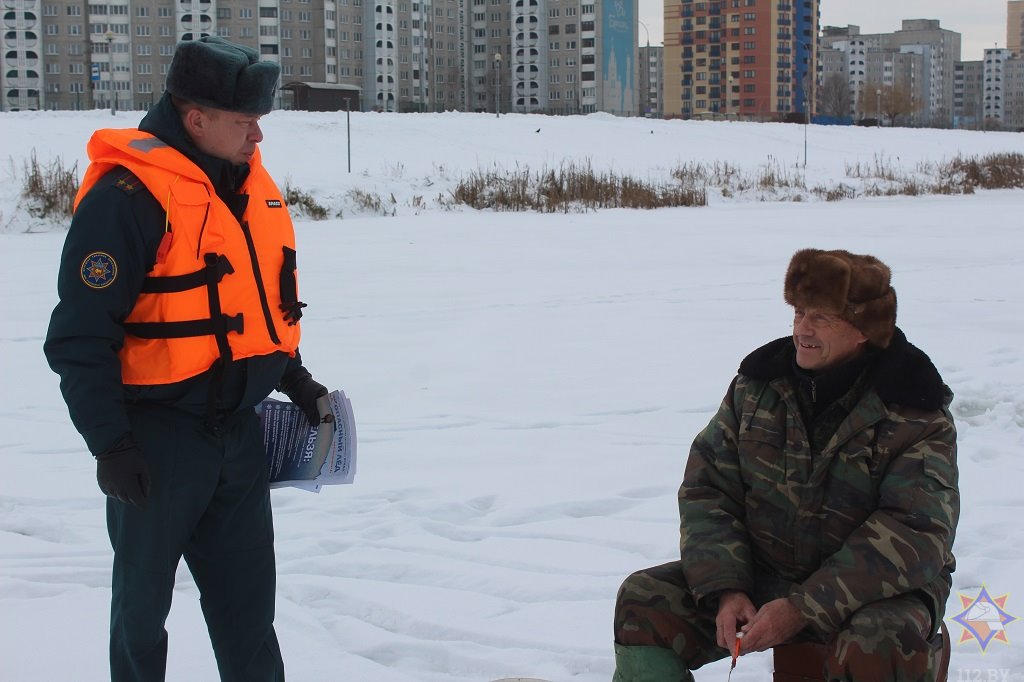 МЧС напоминает о правила оказания помощи провалившемуся под лед.