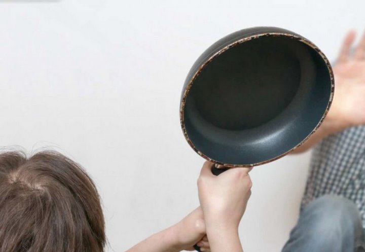 В Пружанах женщина избила сожителя сковородкой