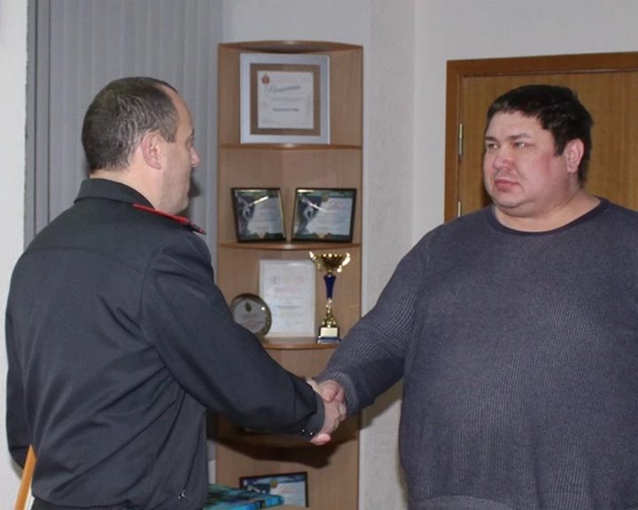 Таксист рассказал, как помешал телефонным мошенникам обмануть пенсионера на 6000 долларов