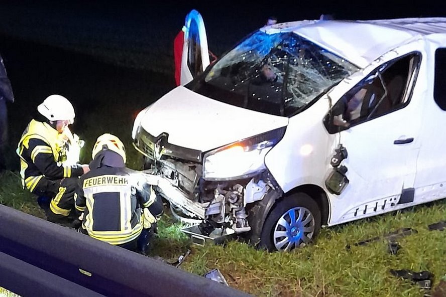 В Германии перевернулся бус с белорусом за рулем и тремя пассажирами