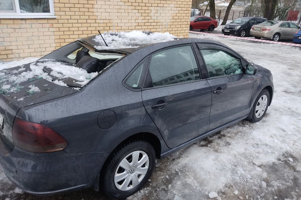 Белорус показал последствия падения снега на его Volkswagen Polo