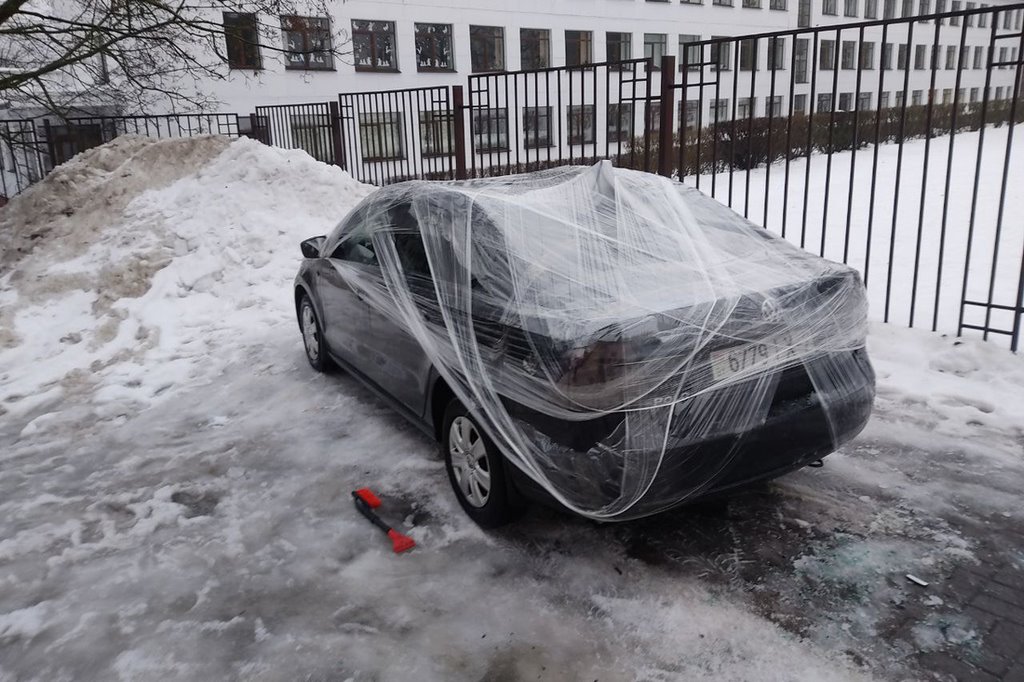 Белорус показал последствия падения снега на его Volkswagen Polo