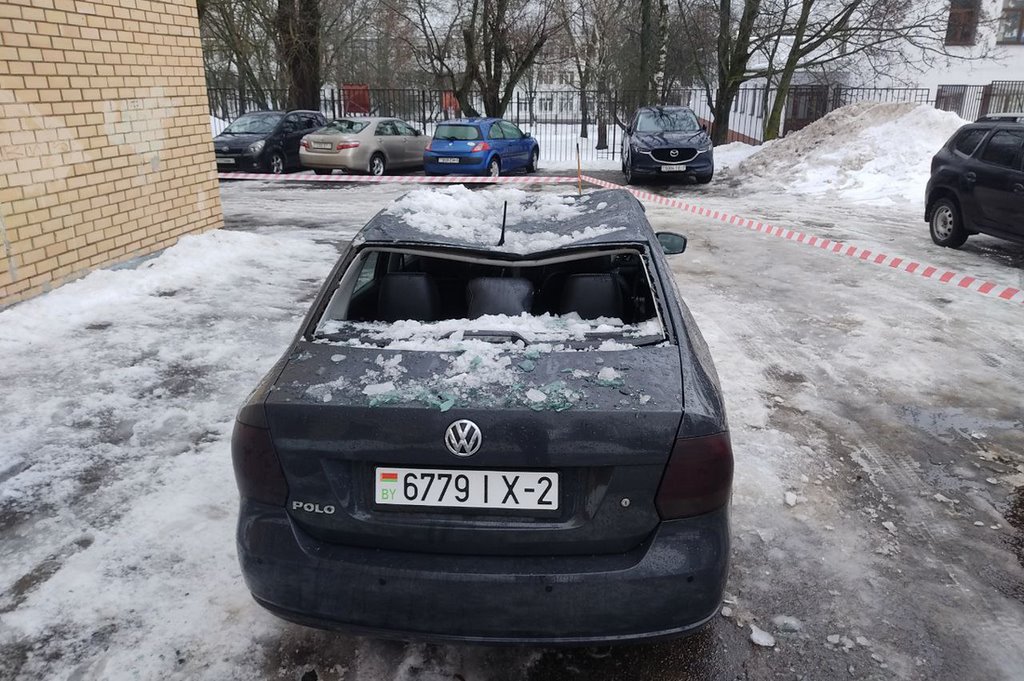 Белорус показал последствия падения снега на его Volkswagen Polo