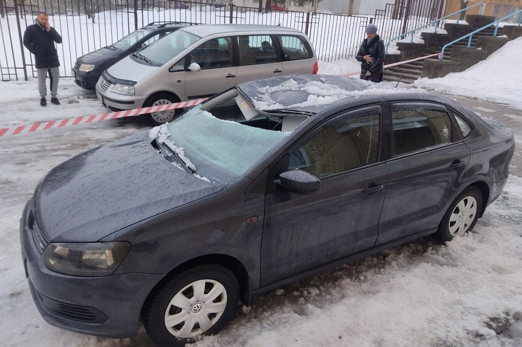 Белорус показал последствия падения снега на его Volkswagen Polo