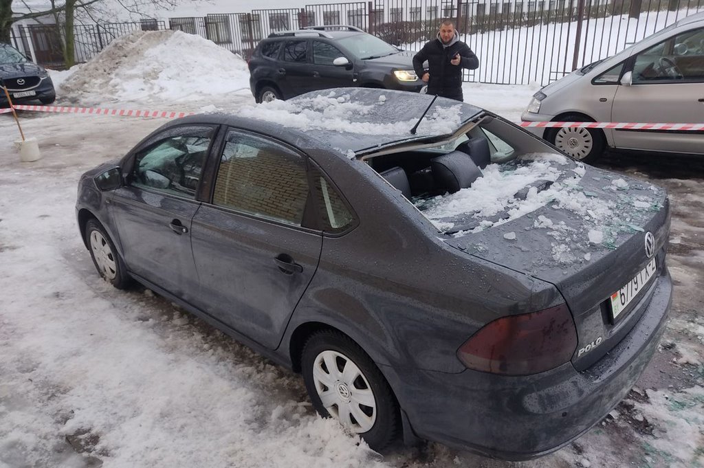 Белорус показал последствия падения снега на его Volkswagen Polo