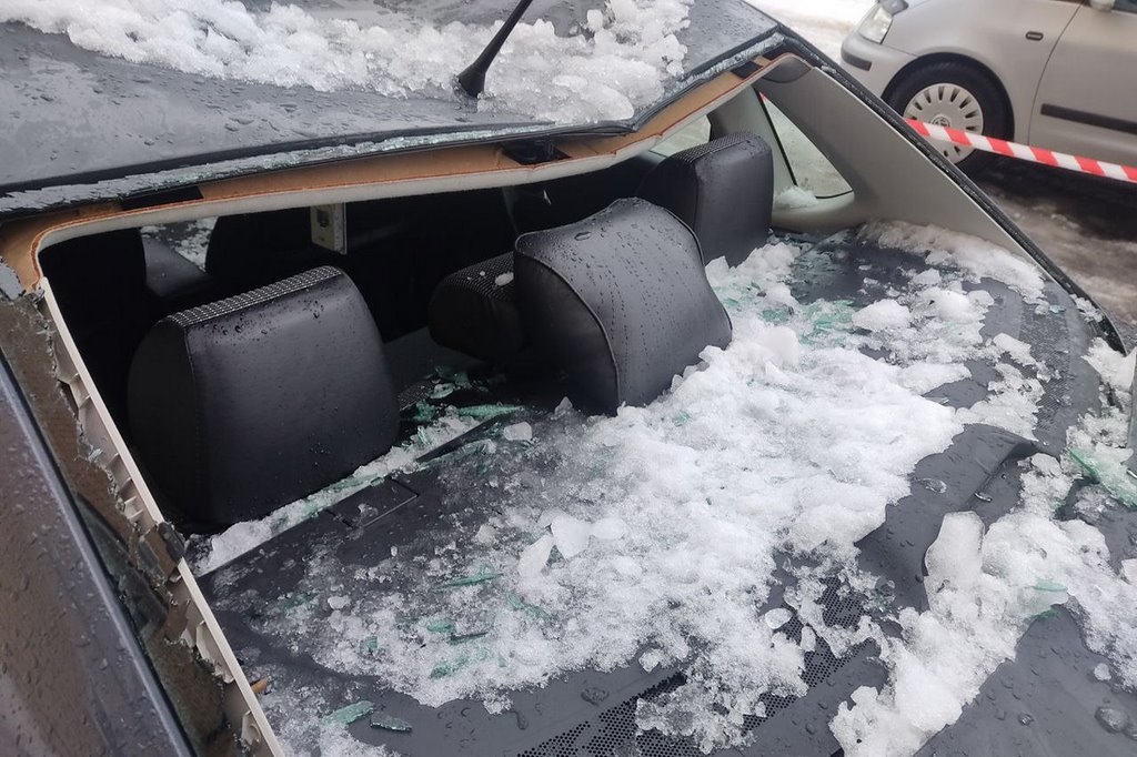 Белорус показал последствия падения снега на его Volkswagen Polo