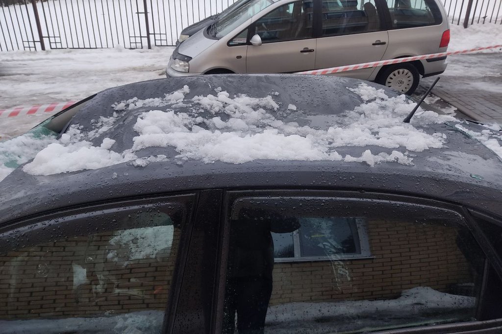 Белорус показал последствия падения снега на его Volkswagen Polo