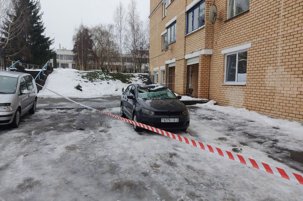 Белорус показал последствия падения снега на его Volkswagen Polo