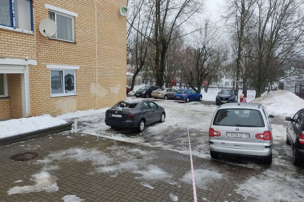 Белорус показал последствия падения снега на его Volkswagen Polo