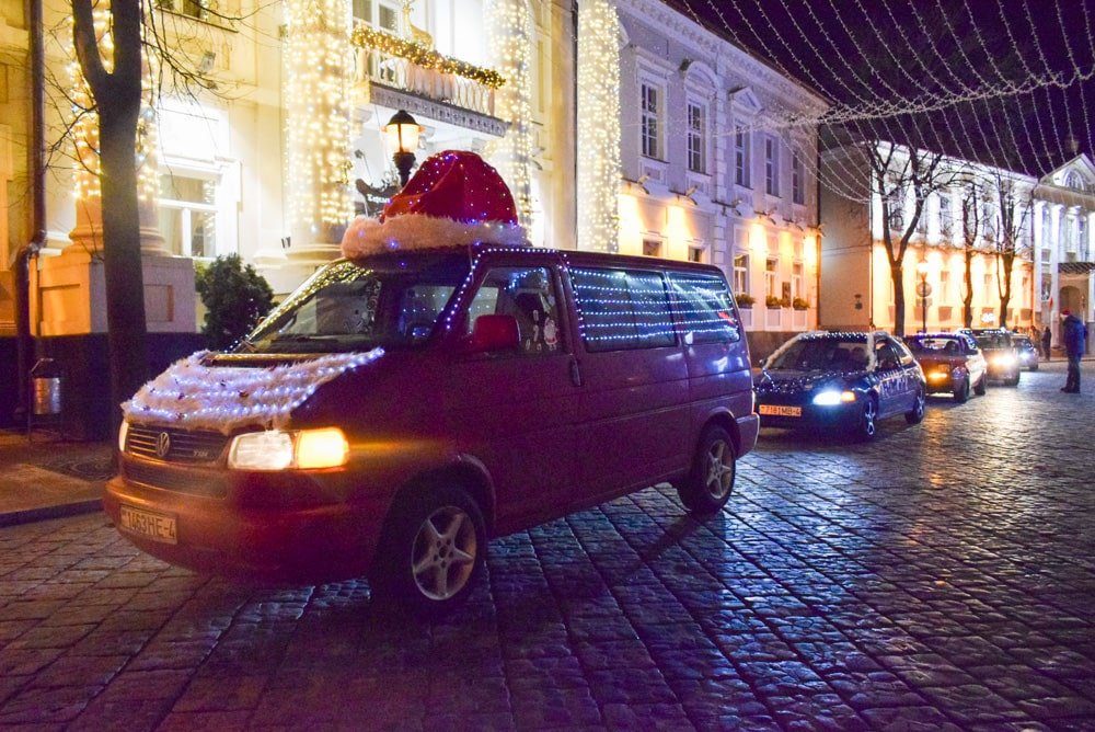 Девушка сшила на свой бус большую шапку Деда Мороза и прокатилась по Гродно