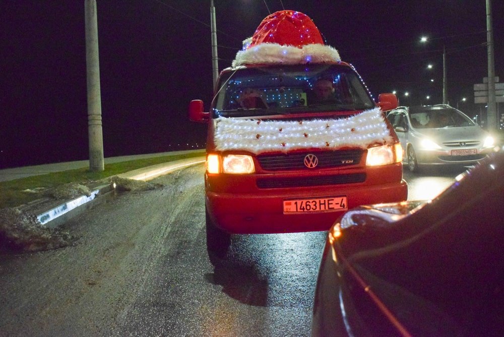 Девушка сшила на свой бус большую шапку Деда Мороза и прокатилась по Гродно