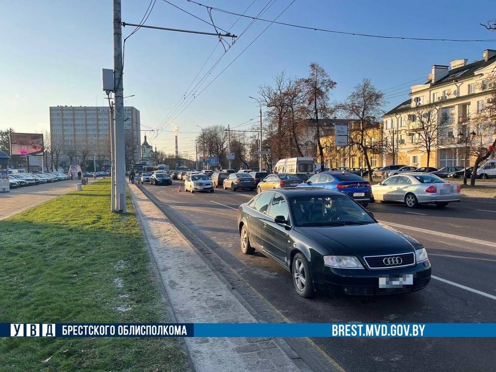 Проехал семь метров на двух колесах. В ГАИ рассказали, как произошло ДТП а центре Бреста