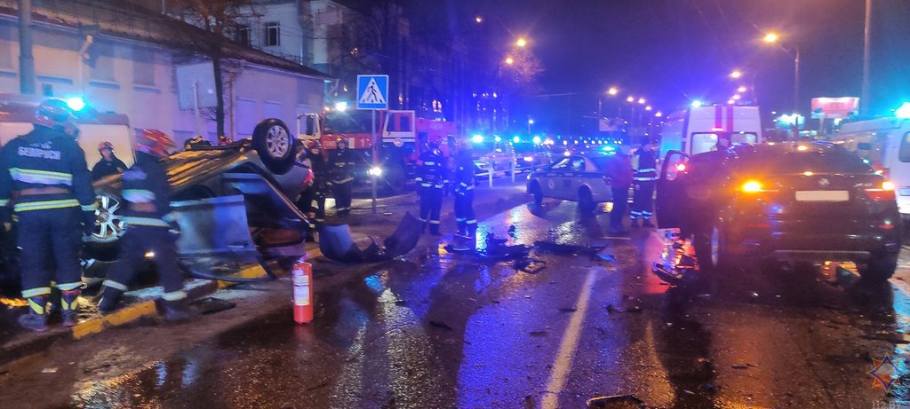 Столкновение авто в новогоднюю ночь в Гомеле: пассажирку деблокировали сотрудники МЧС
