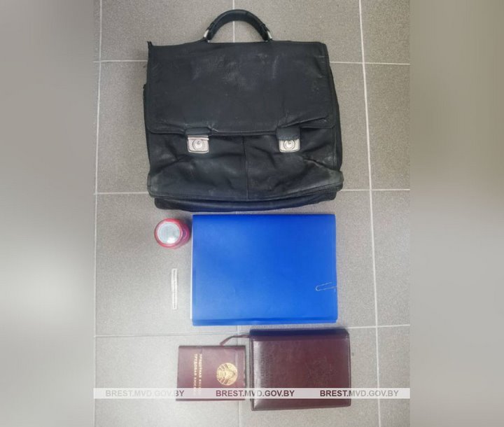 Брестчанин отдыхал в кафе и уснул на лавочке. Что было дальше