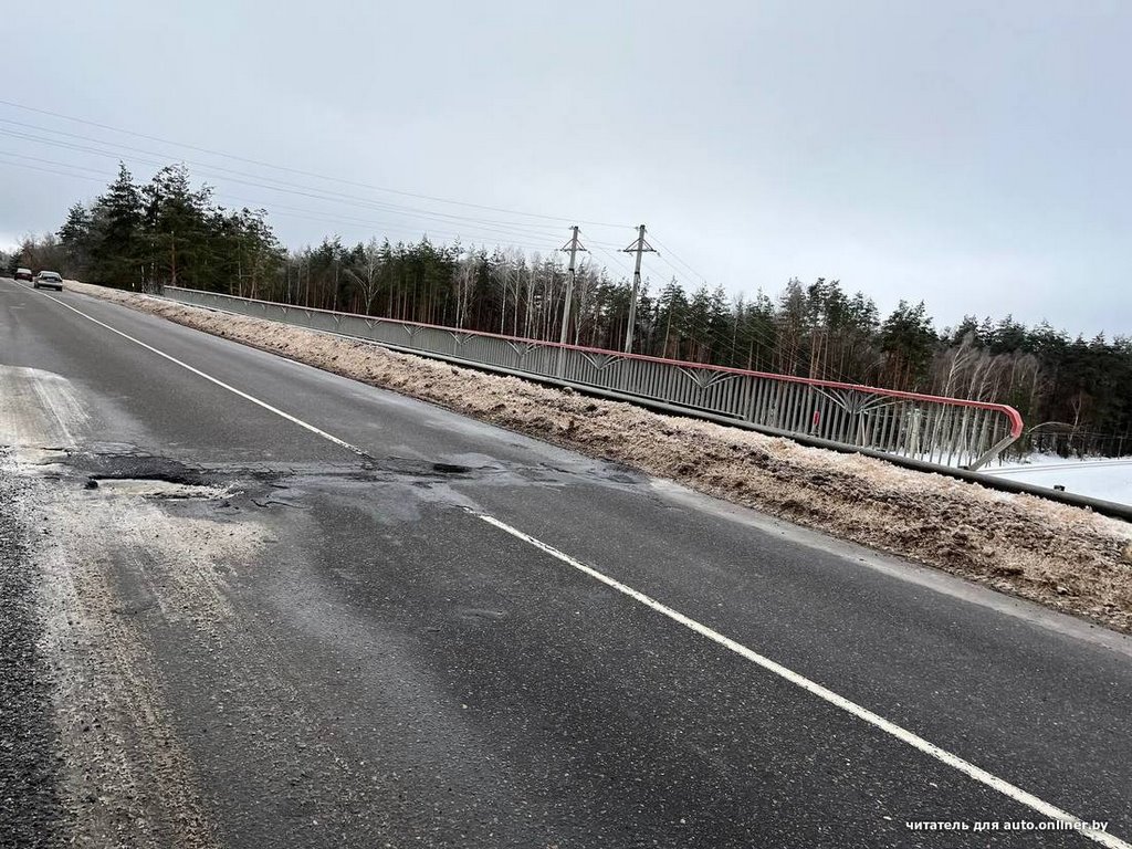 «Каско ни у кого нет». Несколько машин влетело в ямы: кто теперь будет оплачивать ремонт?