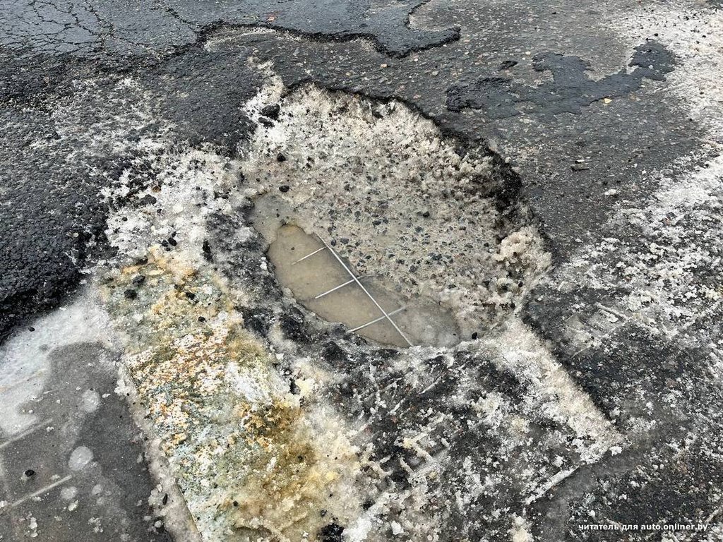 «Каско ни у кого нет». Несколько машин влетело в ямы: кто теперь будет оплачивать ремонт?