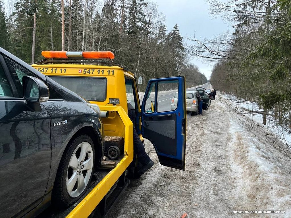 «Каско ни у кого нет». Несколько машин влетело в ямы: кто теперь будет оплачивать ремонт?